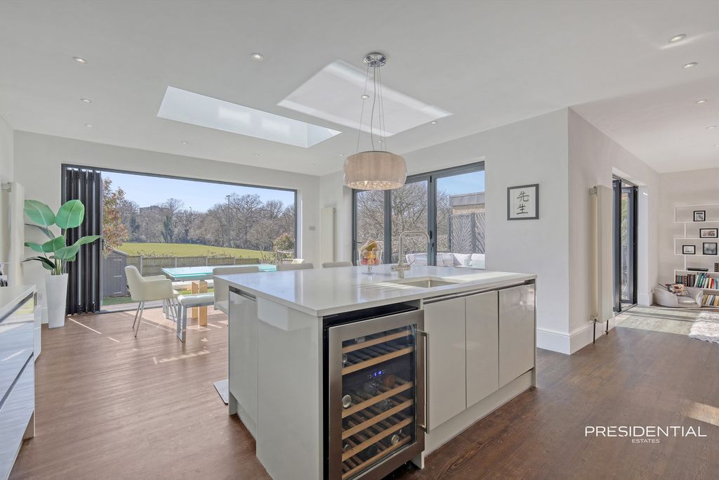 Property photo 2 of 36