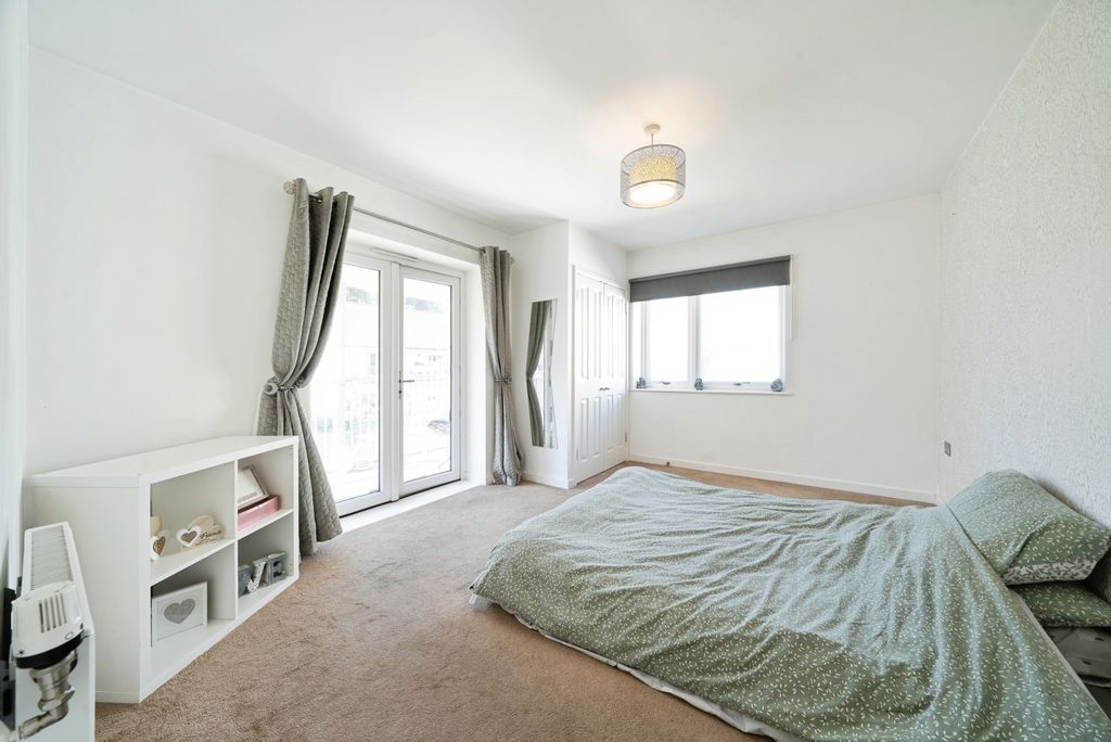 2 bed flat for saleStrawberry Fields, Addlestone, Surrey KT15 photo 5