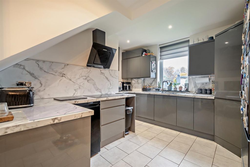 Property photo 3 of 10 8670753-Interior06-800.Jpg