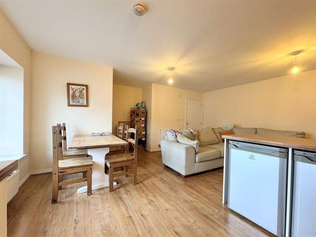 Property photo 3 of 15 Dining Area