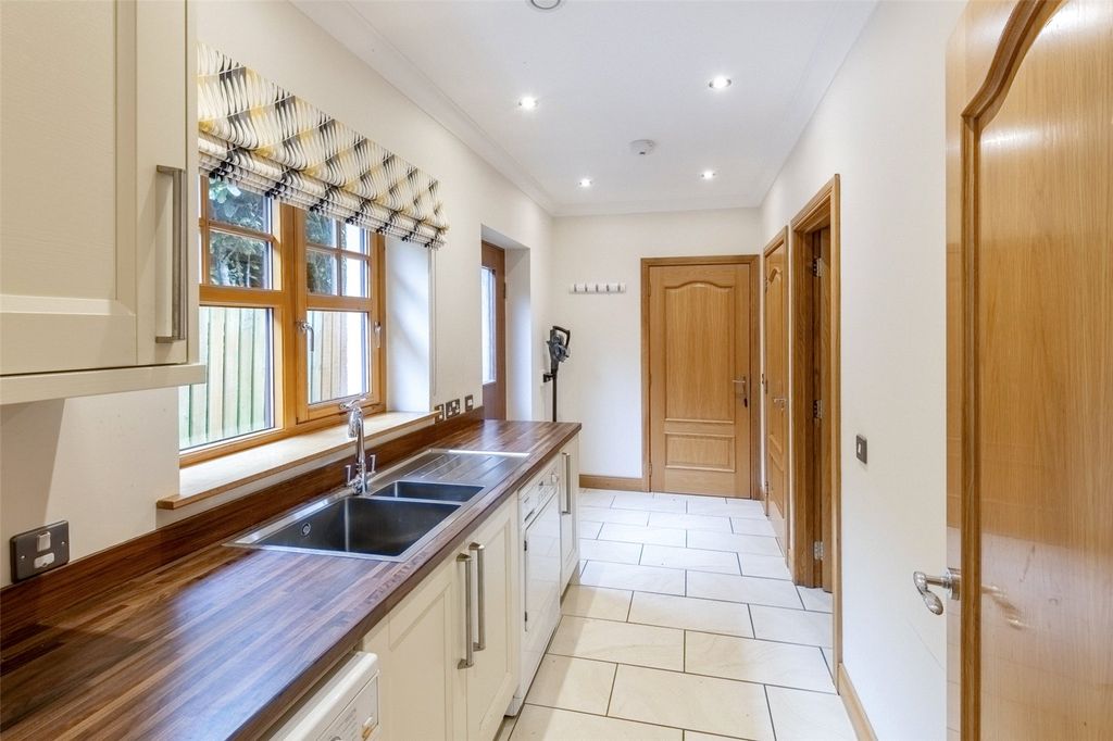 Property photo 3 of 34 Reidford Gardens 9