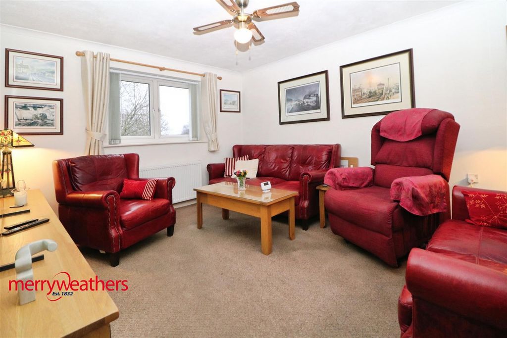 Property photo 2 of 8 Lounge