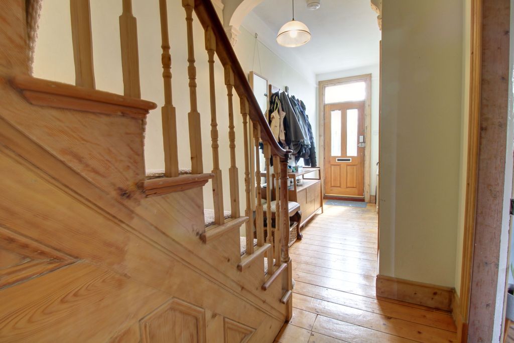 Property photo 2 of 14 Hallway