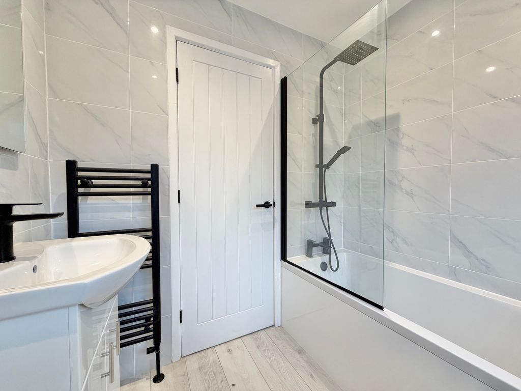 Property photo 3 of 20 Bathroom