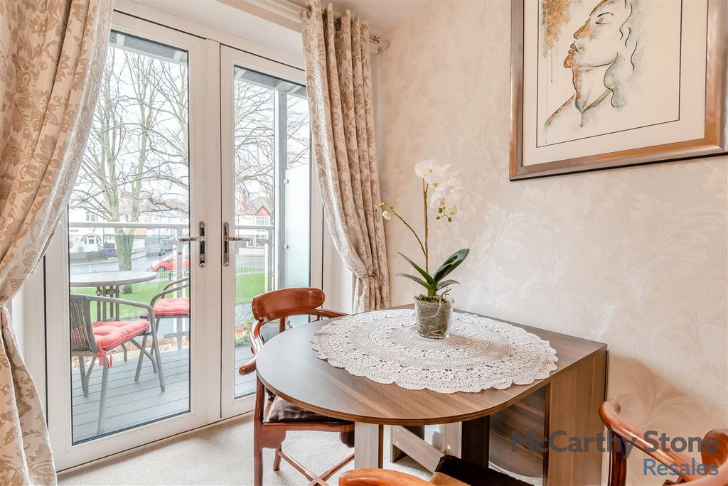 Property photo 3 of 17 8679438-Interior07.Jpg