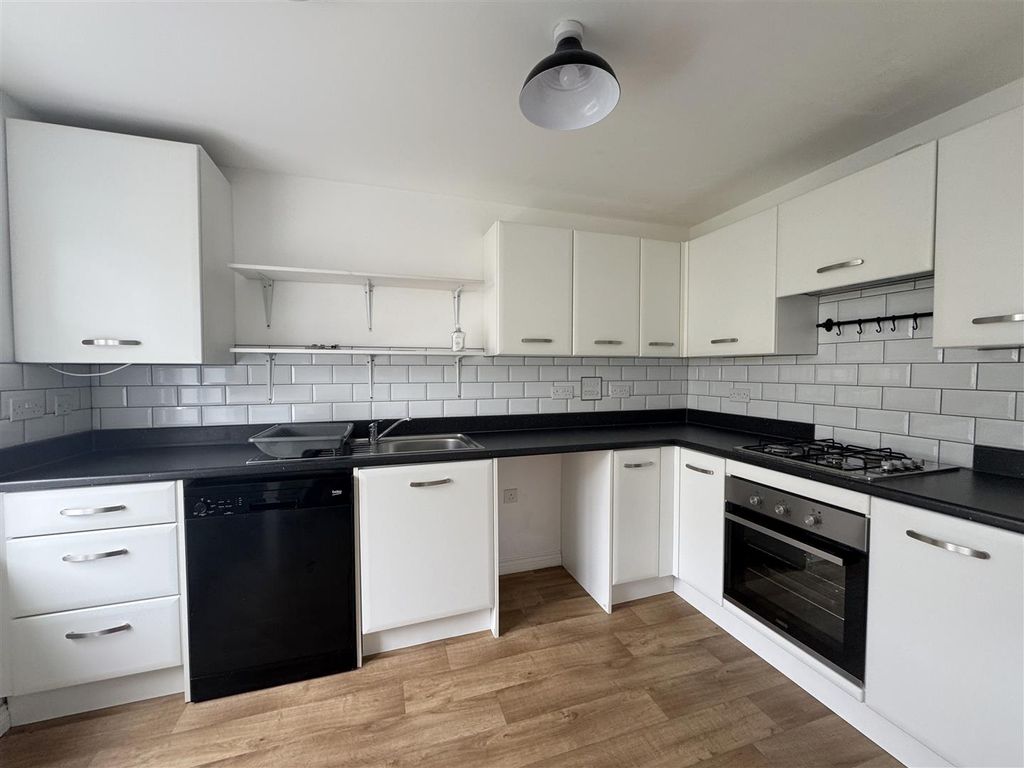 Property photo 3 of 12 Kitchen