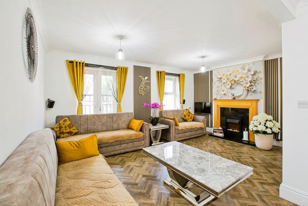 Property photo 2 of 31 Pbox-Img.Jpg