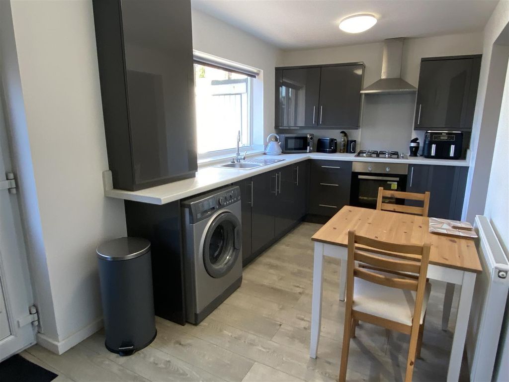 Property photo 2 of 15 Stylish Fitted Breakfast Kitchen