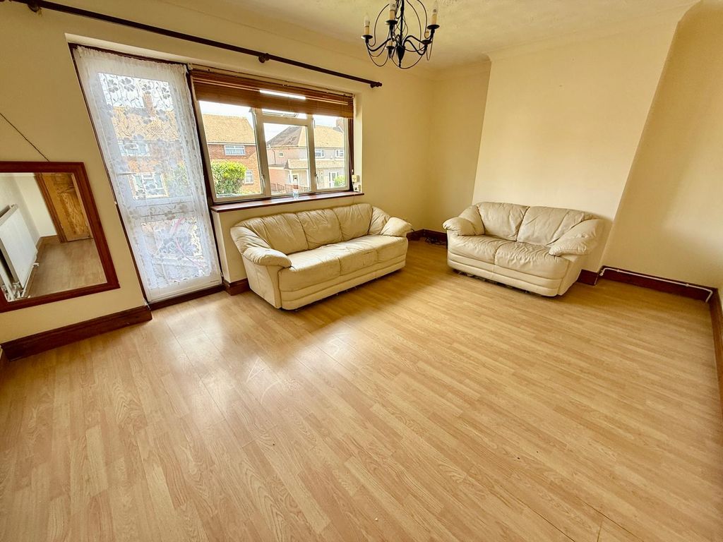 Property photo 1 of 11 2-Bedroom Flat For Rent In Romford