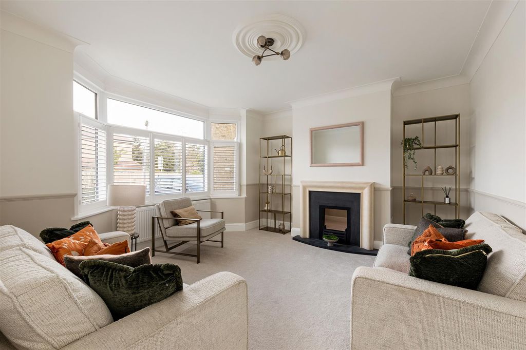 Property photo 3 of 29 Rose Avenue, E18