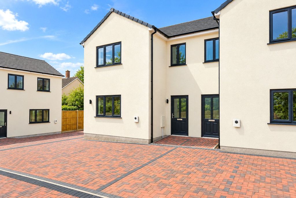 Property photo 1 of 6 Virtually Stagged