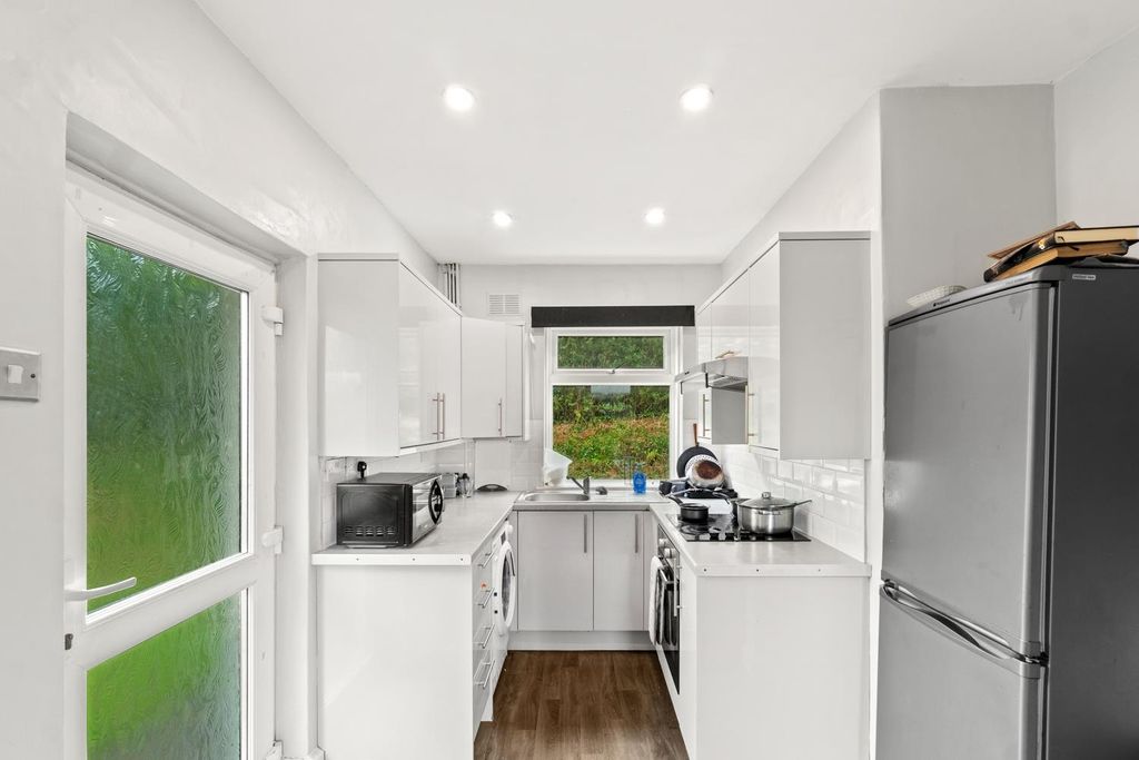 Property photo 3 of 8 Kitchen