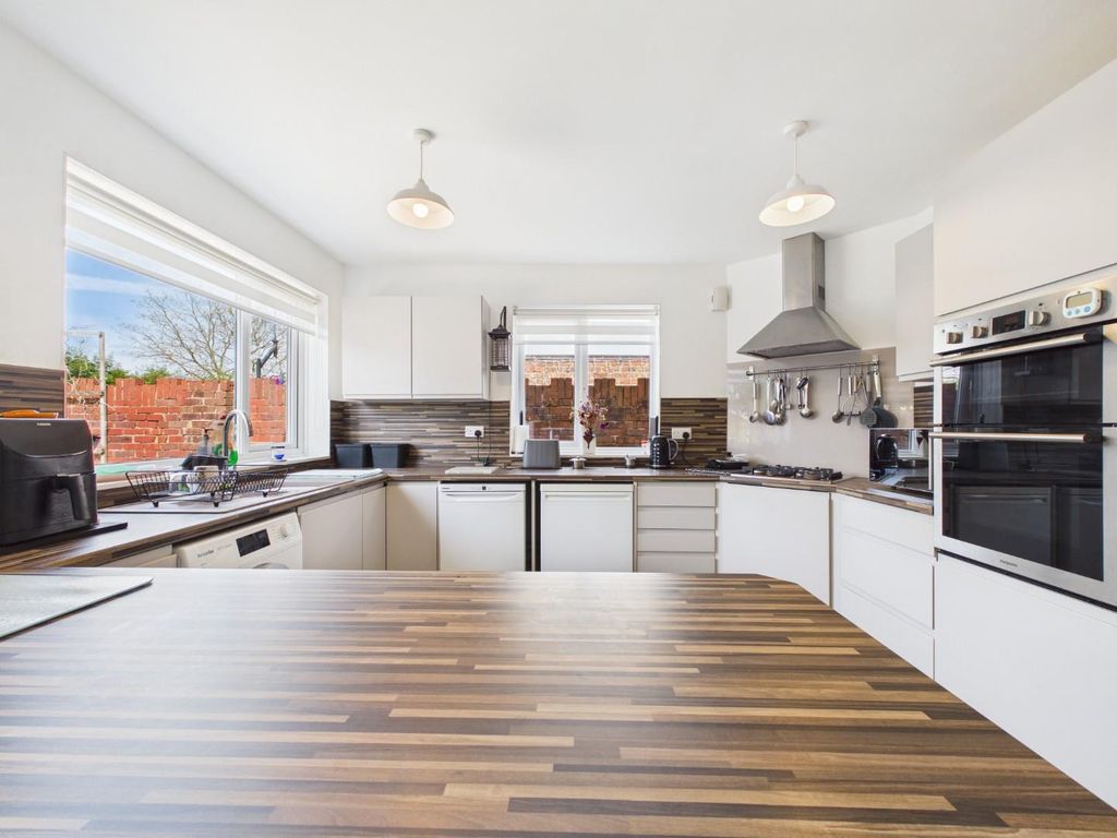 Property photo 2 of 27 Cam05010G0-Pr0076-Still001.Jpg