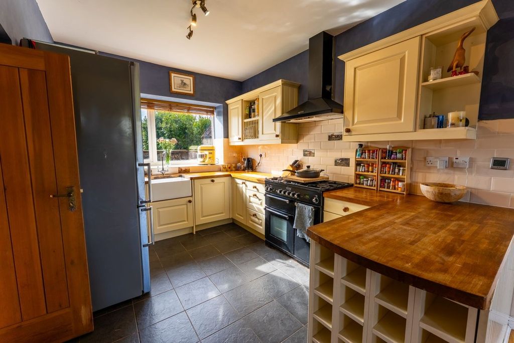 Property photo 3 of 27
