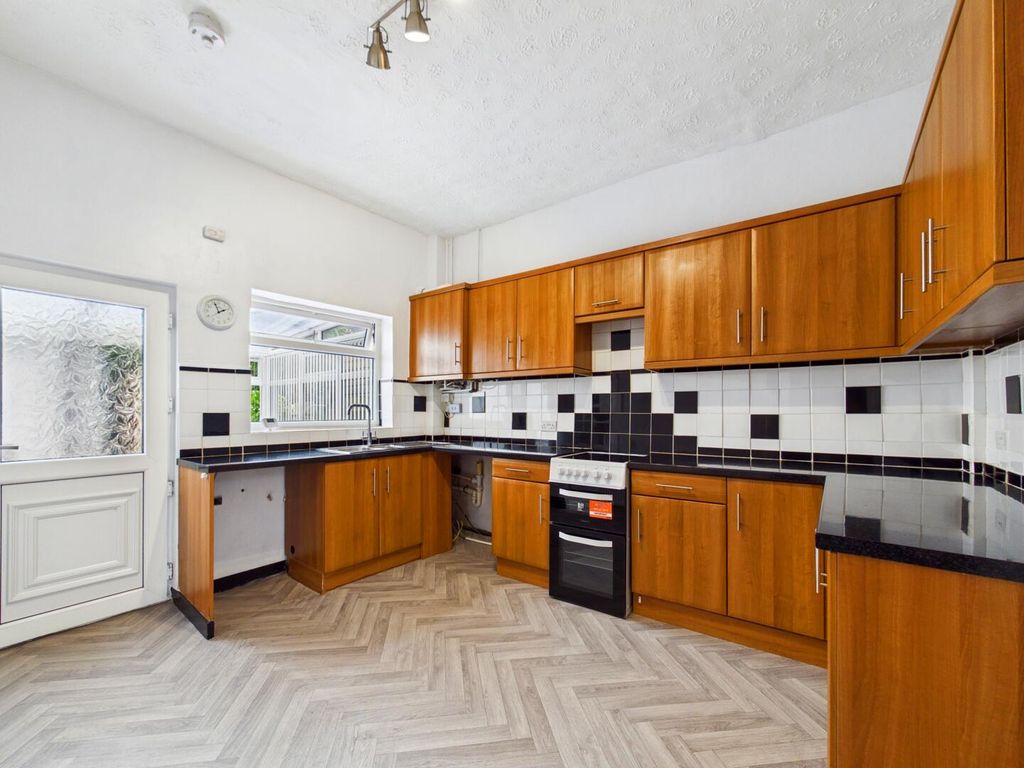 Property photo 3 of 11 Kitchen
