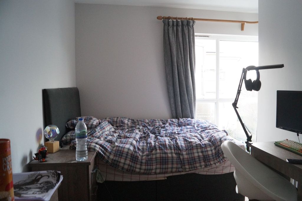 Property photo 3 of 9 A Cozy Single Bedroom Featuring A Comfortable Bed ...