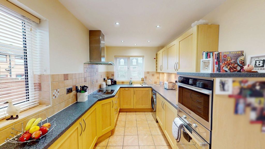 Property photo 3 of 16 Kitchen