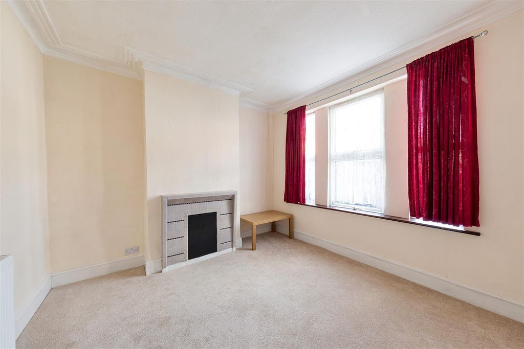 Property photo 2 of 18 Hibbert Road, E17