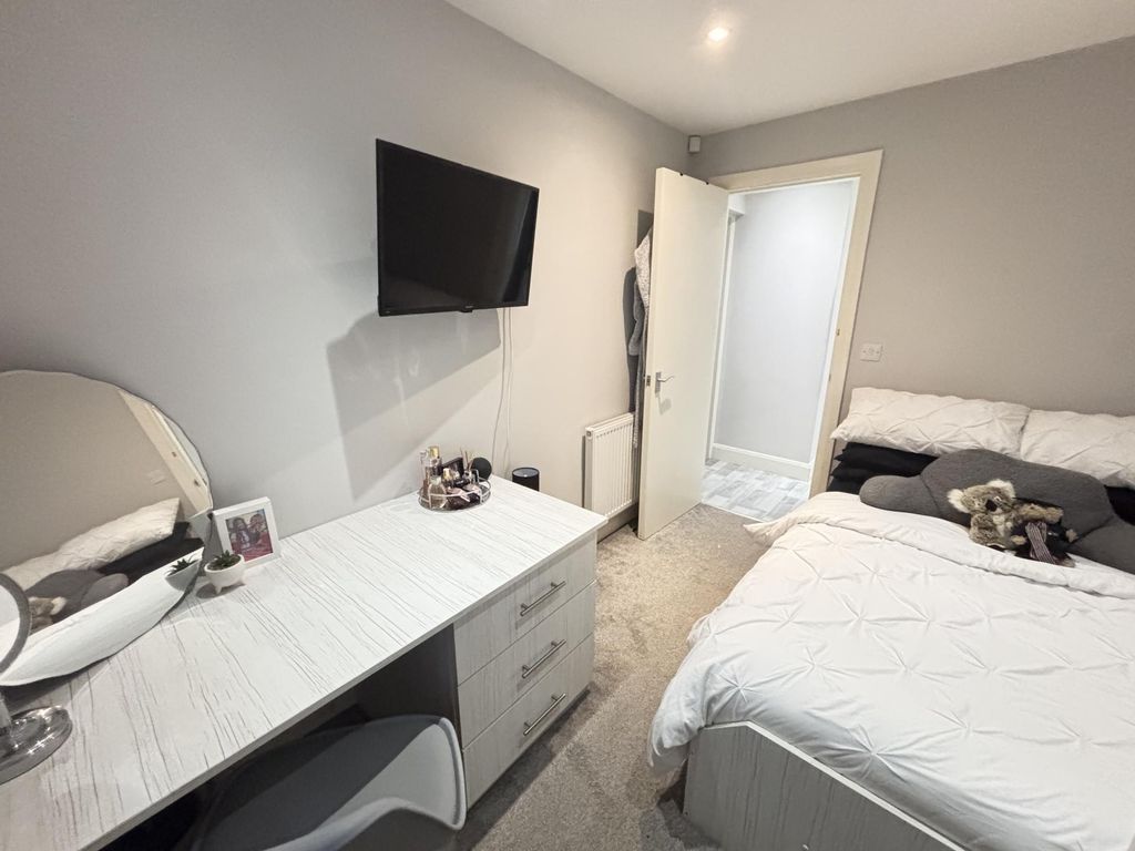 Property photo 1 of 8 A Bright And Welcoming Double Bedroom With Modern ...