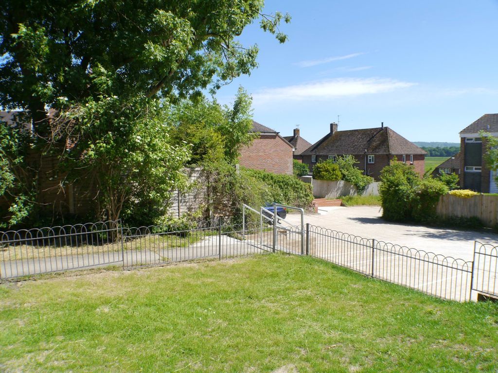 Property photo 3 of 9 Communal Garden