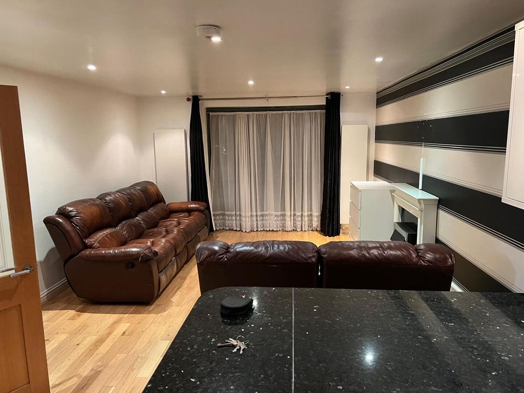 Property photo 3 of 6 Living Room