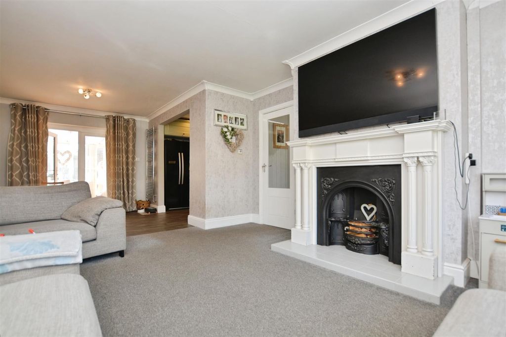 Property photo 2 of 30 Living Room