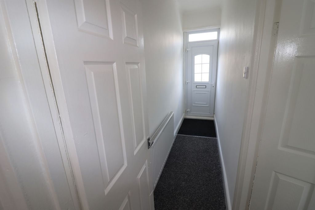 Property photo 2 of 6 Hallway