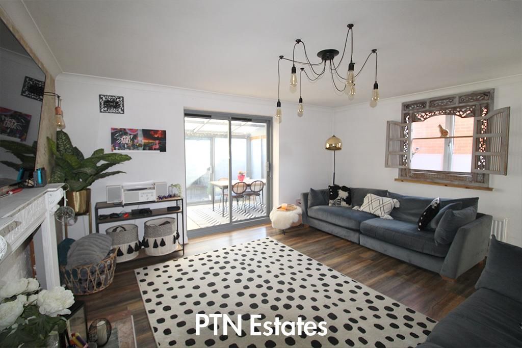 Property photo 2 of 11 Living .Jpg