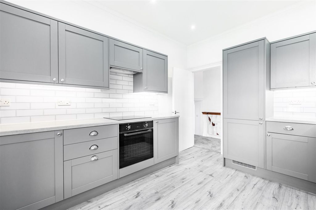 Property photo 3 of 17 Kitchen