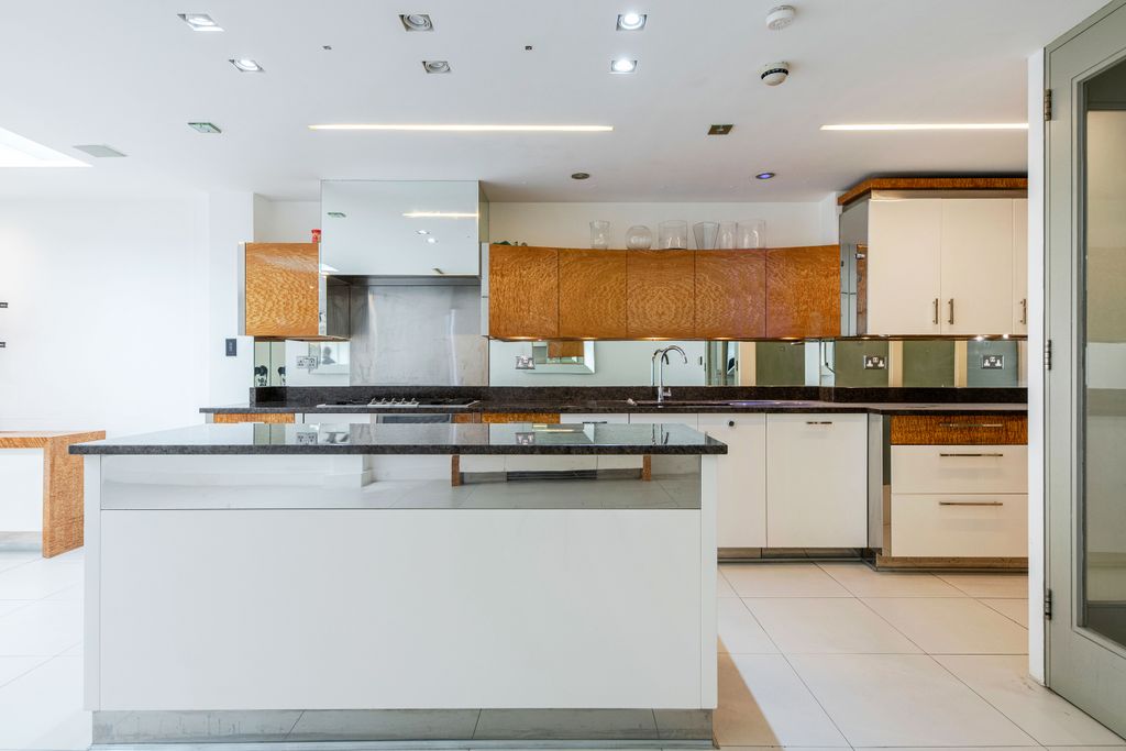 Moncorvo Close, London SW7 photo 5