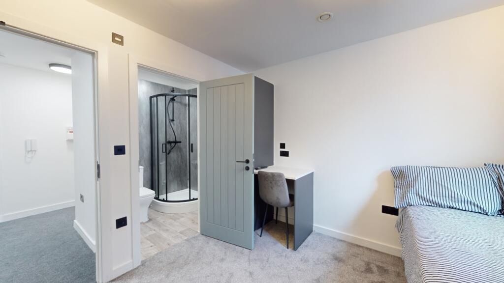 Property photo 3 of 15 A Bright And Spacious Double Bedroom Featuring A S...