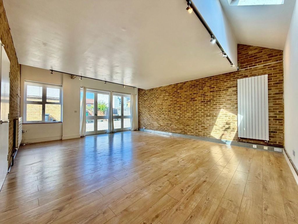 Property photo 2 of 11 5 Laundry Mews Living Room.Jpg