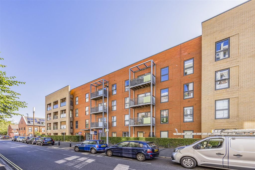 Property photo 1 of 13 22 Pennant House, Cross Street, Portsmouth-Portico