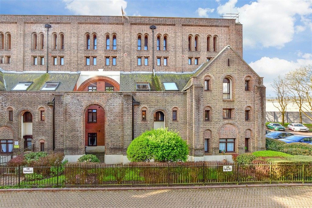 Property photo 2 of 8 Lounge/Kitchen