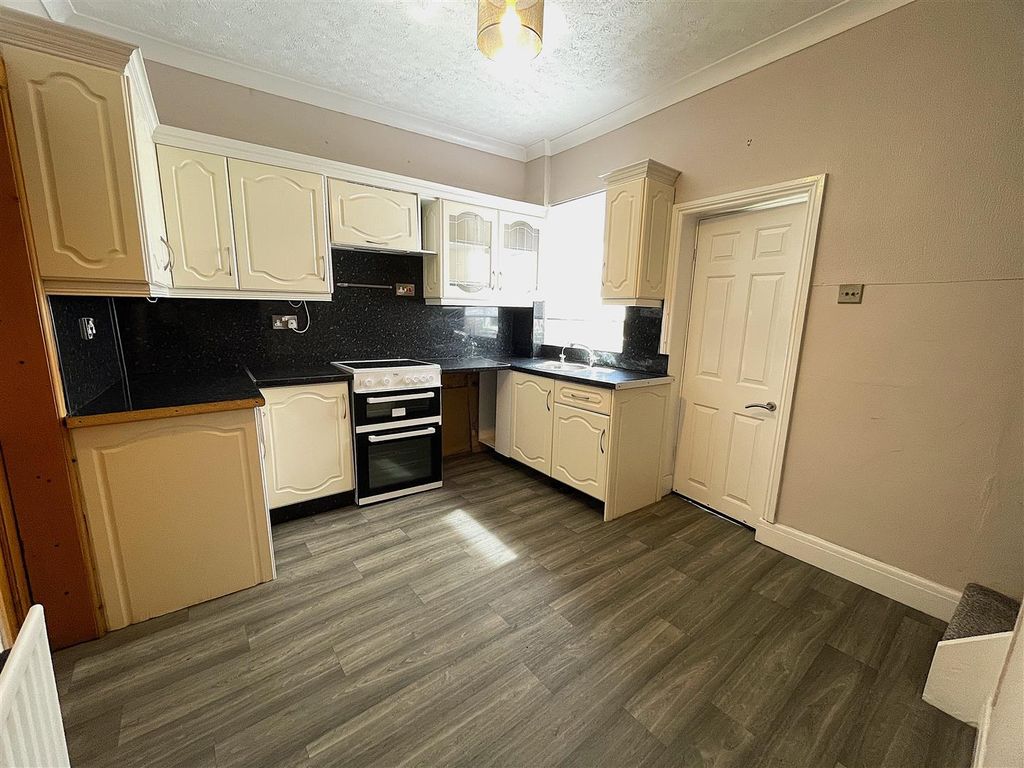Property photo 2 of 17 Kitchen