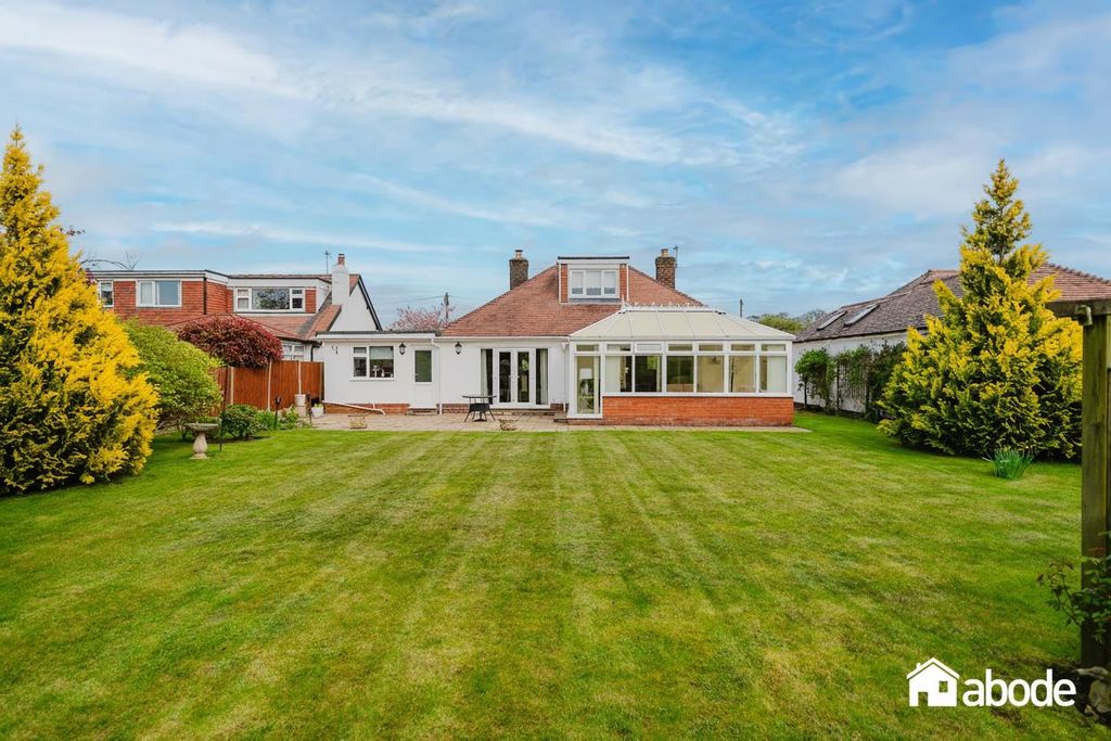 Property photo 3 of 30 7 Mount House Road-7.Jpg