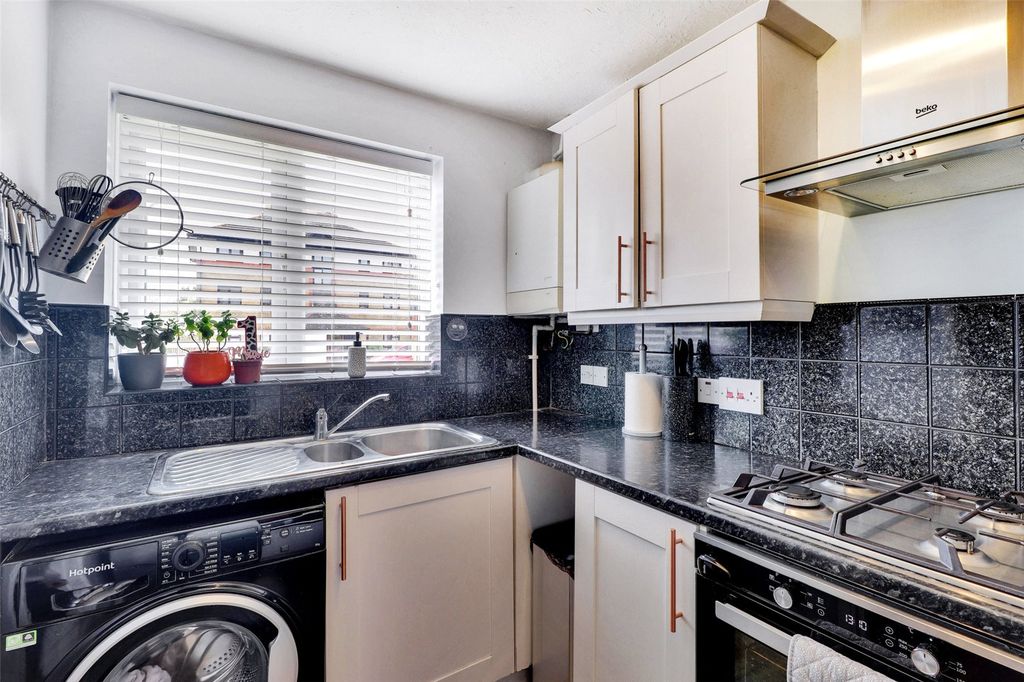 Property photo 2 of 12 Kitchen