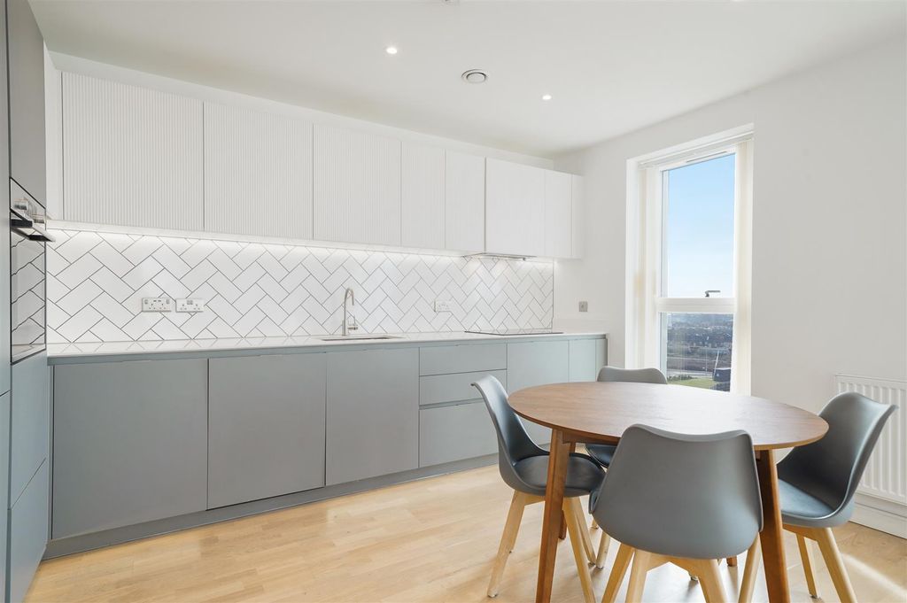 Property photo 2 of 18 Flat 81, Arber House - Zzyi1Dmiryy78Ixd3Uab.Jpg