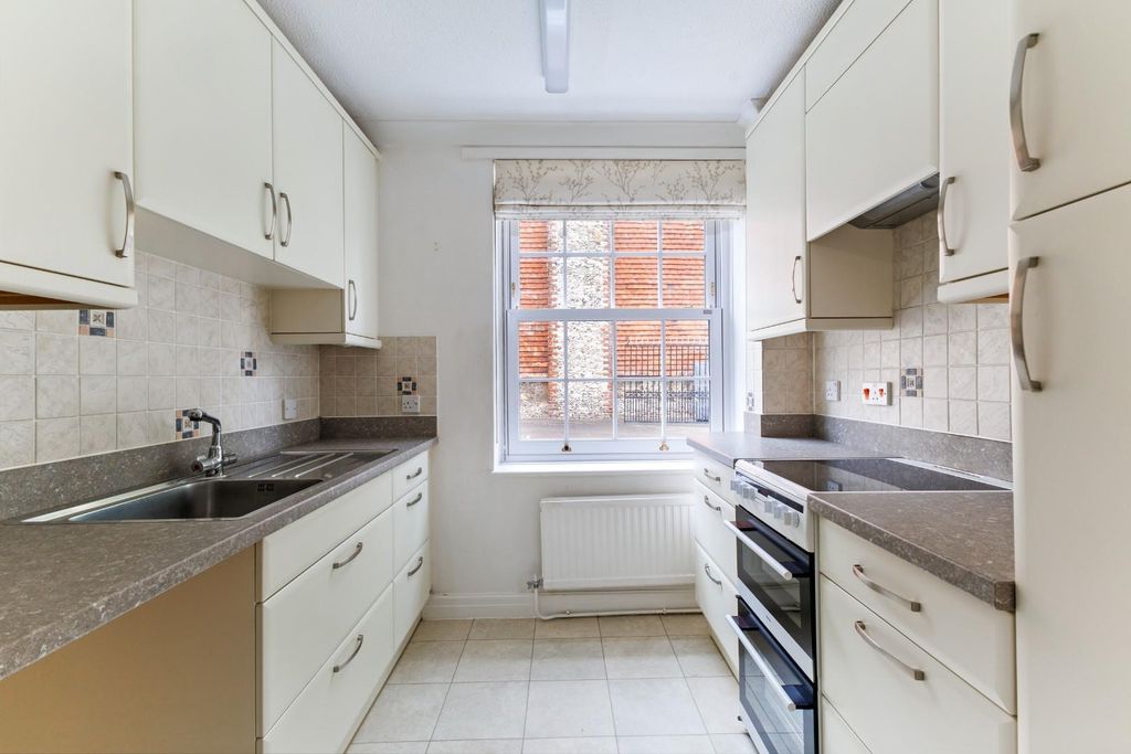 Property photo 2 of 15 97268_161-The-Close-Salisbury (15).Jpg