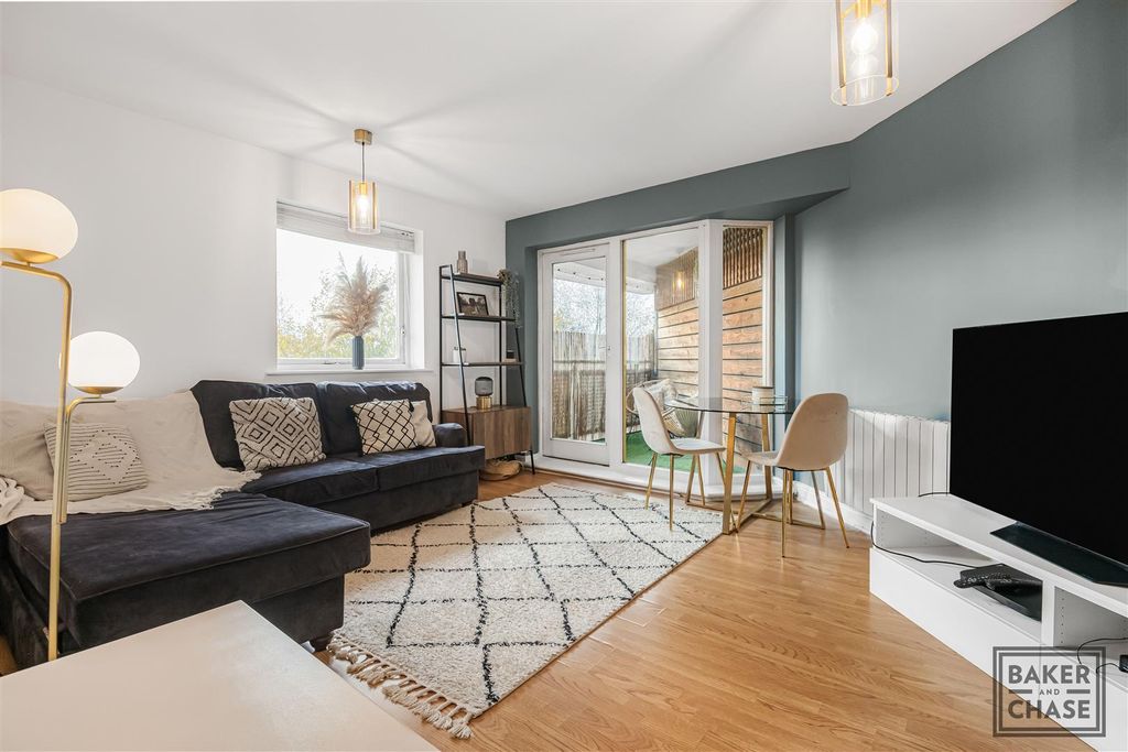 Property photo 2 of 20 Lounge