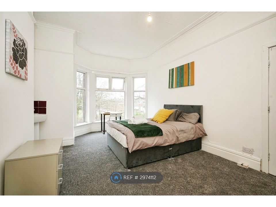 Property photo 1 of 5 Large Bedroom