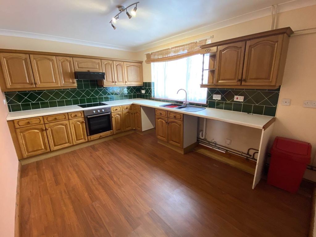 Property photo 3 of 11 Kitchen