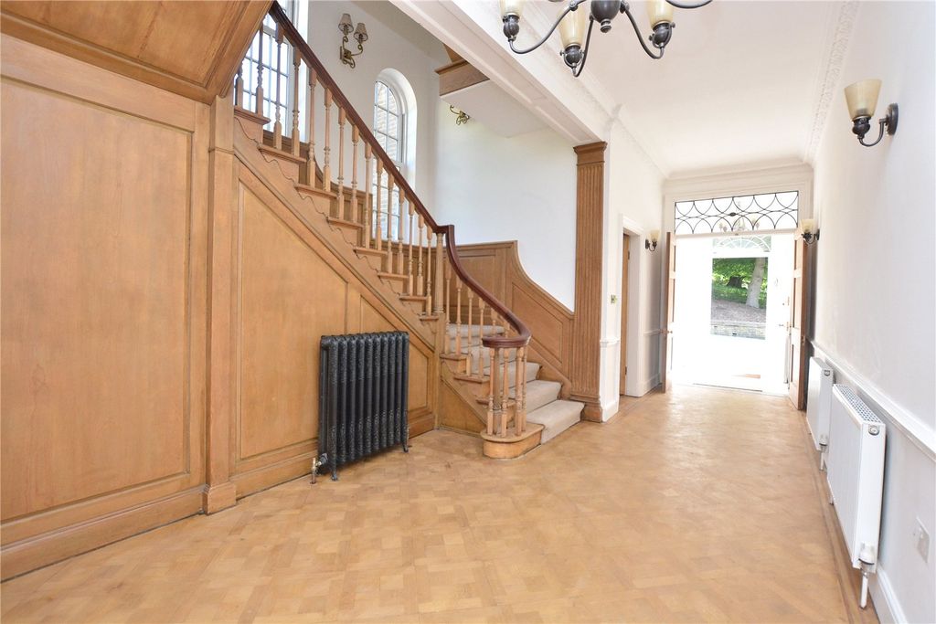 Property photo 2 of 20 Entrance Hall