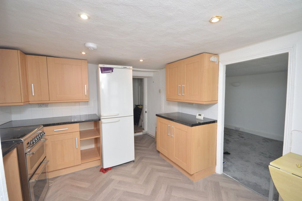 Property photo 3 of 11 Kitchen
