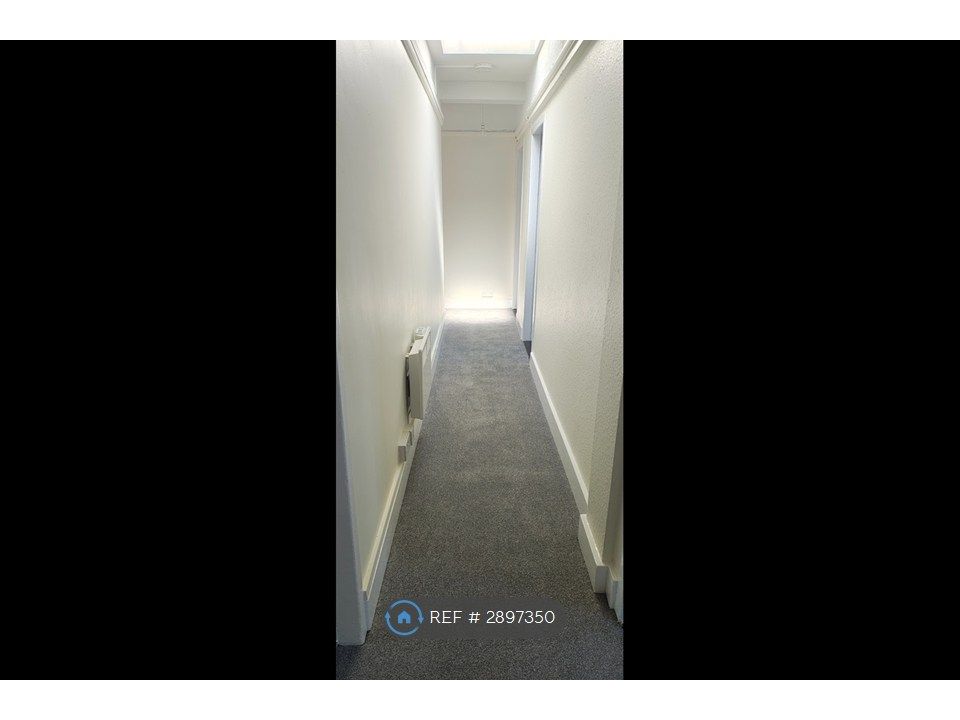 Property photo 2 of 8 Hallway