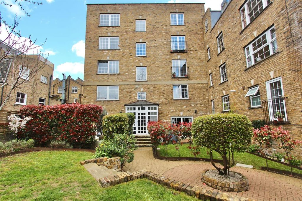 Property photo 2 of 18 Stoke Newington Road, N16