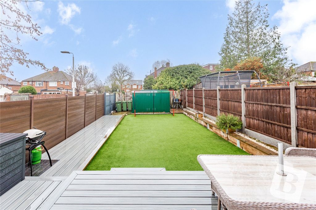 Property photo 3 of 18 Garden