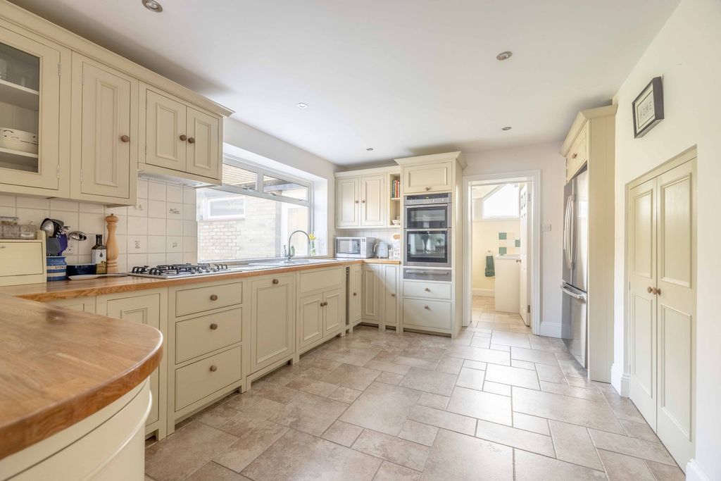 Property photo 2 of 32