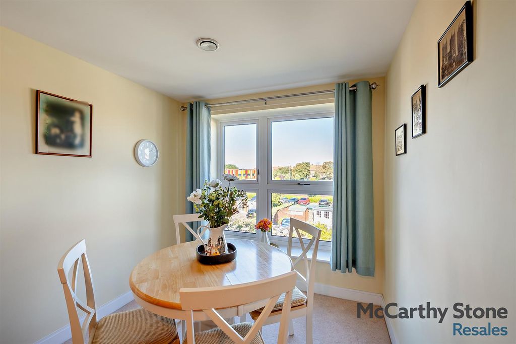 Property photo 3 of 21 Living Room