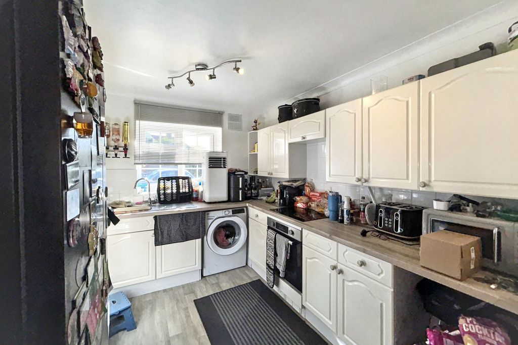 Property photo 3 of 7 9 Village Close, Bexhill-On-Sea, East Sussex, Tn39 4Tf